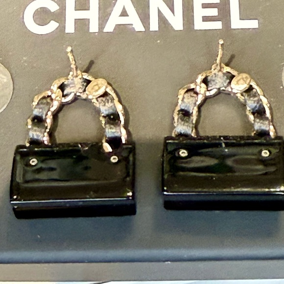 Chanel Earrings from Cruise Collection 2023 - Picture 8 of 11